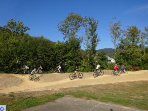 Pumptrackk mit fahrenden Kindern