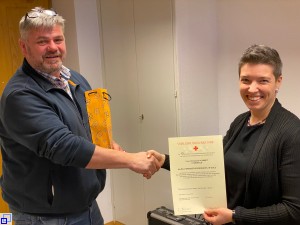 Bürgermeister Wietzel überreicht die Urkunde an Christiane Schmidt